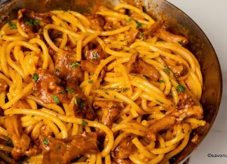 Paste cu ciuperci și smântână – rețeta ardelenească de macaroane cu papricaș de gălbiori