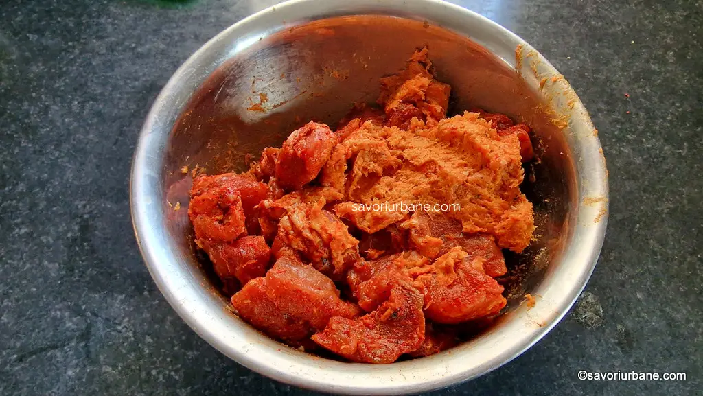 amestecare bucati carne cu pasta de carne tocata salam sunca de casa