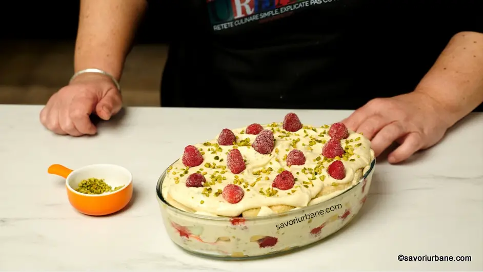 Decorare și servire Tiramisu cu fistic și zmeură - rețeta cu cremă de mascarpone fără ouă