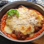 Pui Parmigiana - rețeta de șnițele din piept de pui cu crustă gratinată de brânză și sos de roșii savori urbane