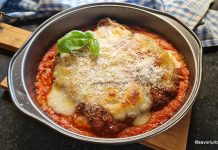Pui Parmigiana – rețeta de șnițele din piept de pui cu crustă gratinată de brânză și sos de roșii Pui Parmigiana - rețeta de șnițele din piept de pui cu crustă gratinată de brânză și sos de roșii savori urbane