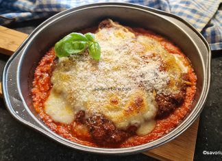 Pui Parmigiana – rețeta de șnițele din piept de pui cu crustă gratinată de brânză și sos de roșii Pui Parmigiana - rețeta de șnițele din piept de pui cu crustă gratinată de brânză și sos de roșii savori urbane