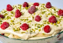 Tiramisu cu fistic și zmeură – rețeta video cu cremă de mascarpone fără ouă cum se face tiramisu cu fistic crema mascarpone piscoturi cu lichior si zmeura