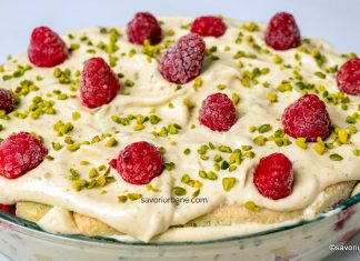 Tiramisu cu fistic și zmeură – rețeta video cu cremă de mascarpone fără ouă cum se face tiramisu cu fistic crema mascarpone piscoturi cu lichior si zmeura