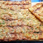 Cartofi feliați crocanți, gratinați cu brânză, la cuptor - rețeta de schiacciata di patate savori urbane