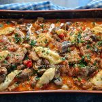 Papricaș de porc cu ciuperci, smântână și găluște de făină - rețeta ardelenească de tocană savori urbane