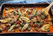 Papricaș de porc cu găluște, ardei copți, ciuperci și sos cu smântână (tocană din pulpă de porc) Papricaș de porc cu ciuperci, smântână și găluște de făină - rețeta ardelenească de tocană savori urbane