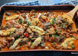 Papricaș de porc cu găluște, ardei copți, ciuperci și sos cu smântână (tocană din pulpă de porc) Papricaș de porc cu ciuperci, smântână și găluște de făină - rețeta ardelenească de tocană savori urbane