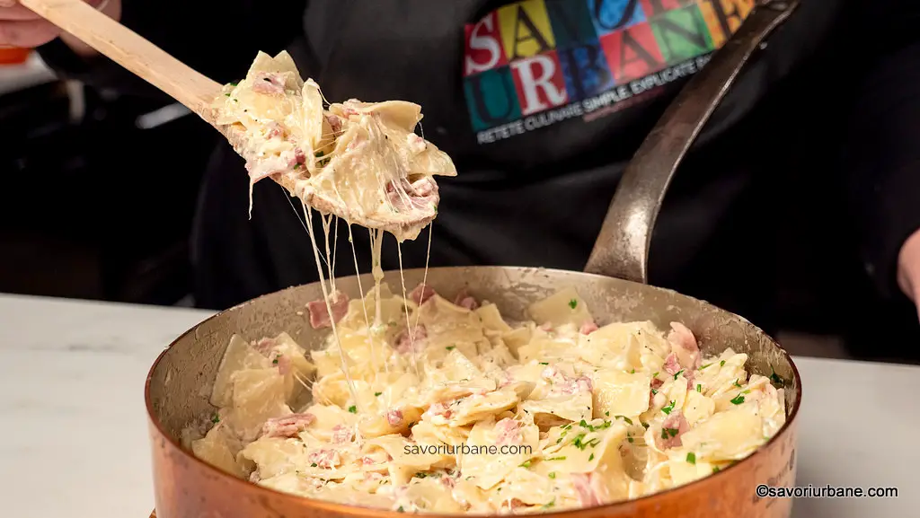 Paste cu șuncă și smântână - rețeta rapidă de Schinkenfleckerl cu sos cremos savori urbane