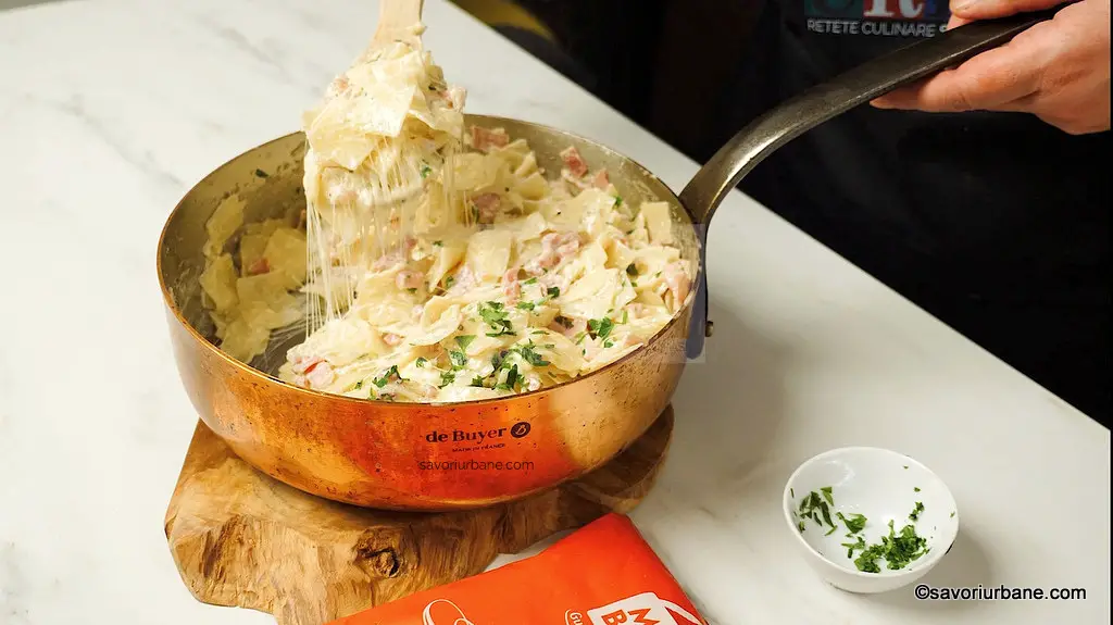 Servire paste cu șuncă și smântână - rețeta rapidă de Schinkenfleckerl cu sos cremos savori