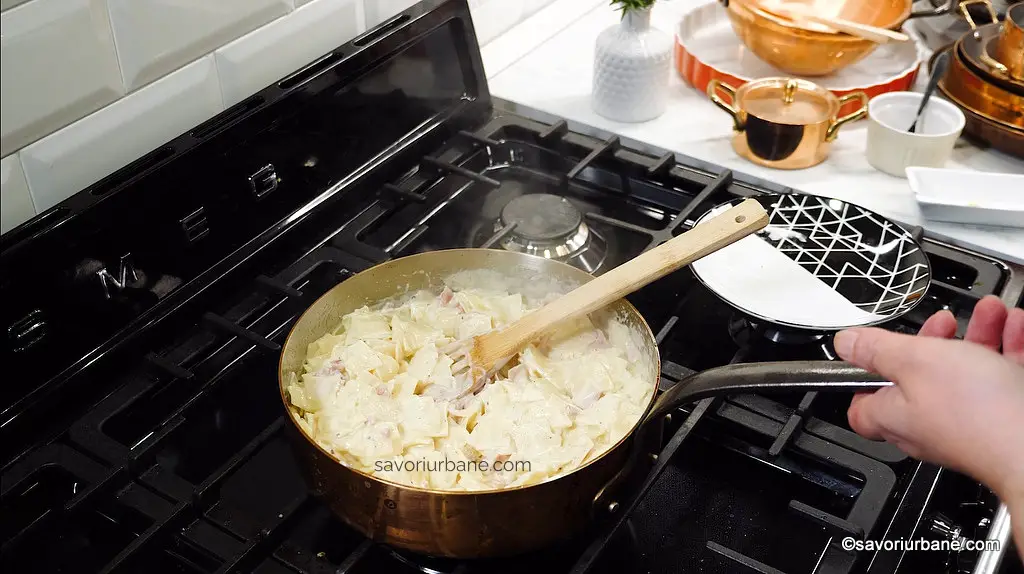 amestecare paste scurte tasche cu sos de smantana si sunca