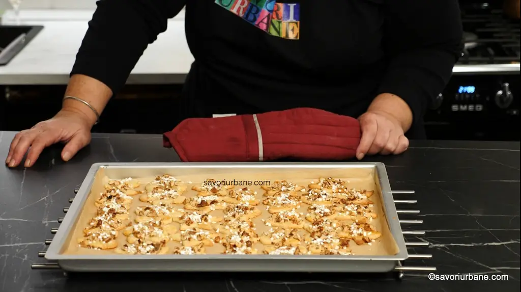 Coacerea fursecurilor ungurești cu nucă, albuș și zahăr crocant