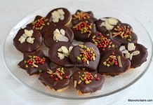 Ișlere economice cu gem și glazură de ciocolată – fursecuri fragede din aluat 321 Ișlere economice cu gem și glazură de ciocolată - fursecuri fragede din aluat 321 reteta savori urbane