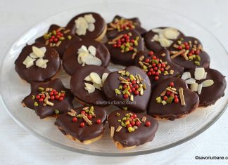 Ișlere economice cu gem și glazură de ciocolată – fursecuri fragede din aluat 321 Ișlere economice cu gem și glazură de ciocolată - fursecuri fragede din aluat 321 reteta savori urbane