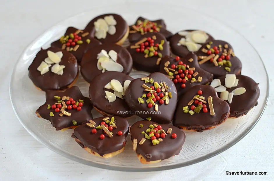 Ișlere economice cu gem și glazură de ciocolată - fursecuri fragede din aluat 321 reteta savori urbane