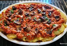 Musaca de post cu cartofi, ciuperci rumenite și sos de roșii – rețeta vegană cu soia granule Musaca de post cu cartofi, ciuperci și sos de roșii - rețeta vegană savori urbane