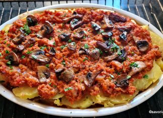 Musaca de post cu cartofi, ciuperci rumenite și sos de roșii – rețeta vegană cu soia granule Musaca de post cu cartofi, ciuperci și sos de roșii - rețeta vegană savori urbane
