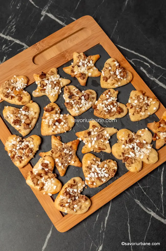 Servire Preckedli - rețeta video de fursecuri fragede ungurești cu nucă și untură sau unt