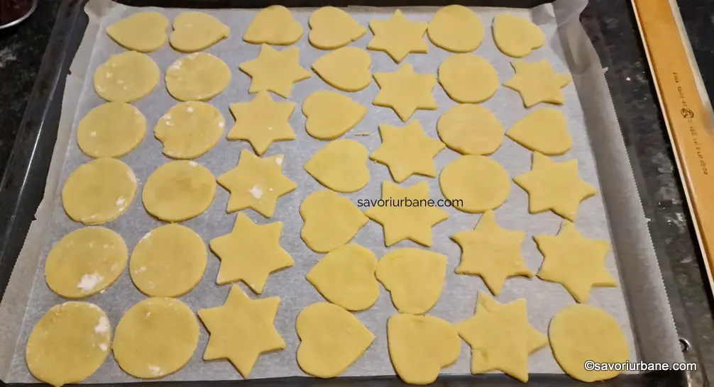 aranjare fursecuri fragede in tava si racire la frigider