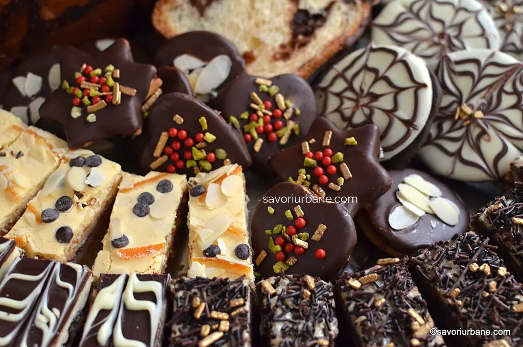 islere economice pe platou de prajituri si fursecuri asortate detaliu