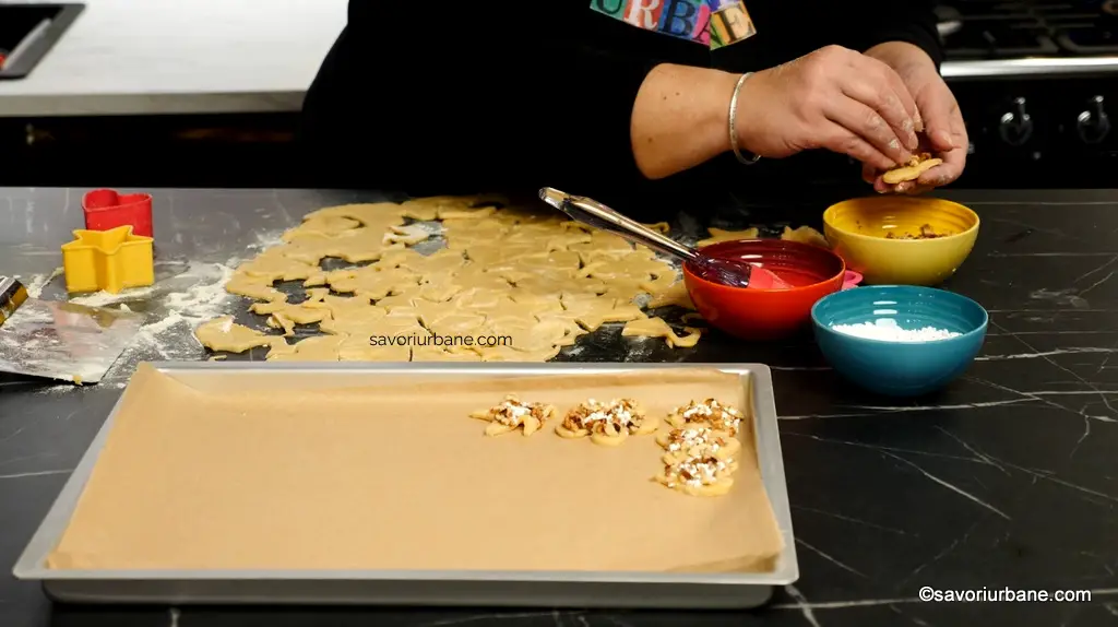 preckedli ornare cu albuș, nucă și zahăr granulat