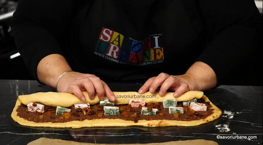 Cum se umple, rulează și împletește cozonacul simplu (2)