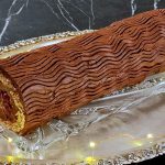 Ruladă cu cremă de ciocolată și rom, vișine și blat pufos cu nucă - rețeta de tort simplu savori urbane