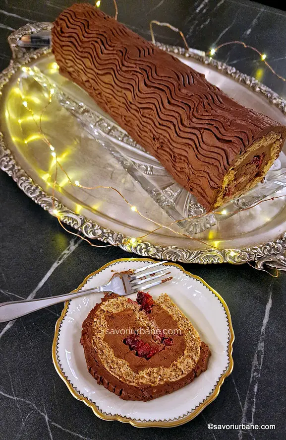 felie de tort rulada cu crema de ciocolata rom visine si nuca