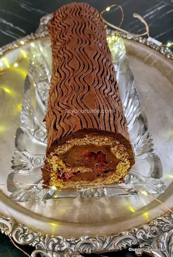 tort buturuga rulada de ciocolata cu visine si nuca savori