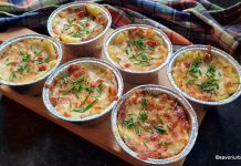 Cartofi gratinați cu brânză și bacon – copți în forme de brioșe (muffins) Cartofi gratinați cu brânză și bacon - copți în forme de brioșe (muffins) reteta savori urbane
