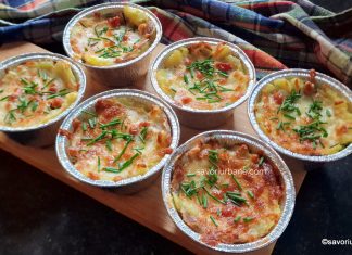 Cartofi gratinați cu brânză și bacon – copți în forme de brioșe (muffins) Cartofi gratinați cu brânză și bacon - copți în forme de brioșe (muffins) reteta savori urbane