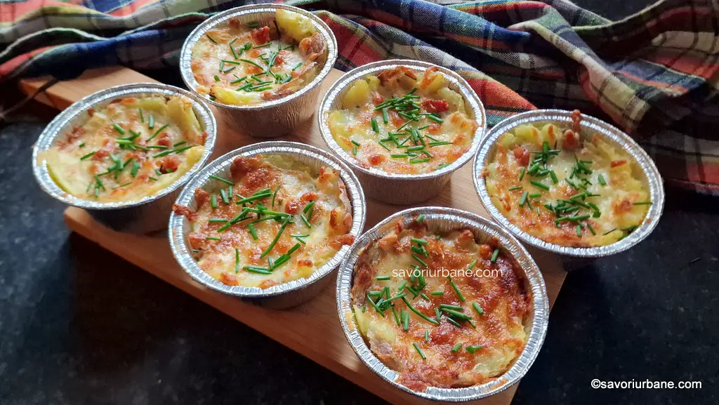 Cartofi gratinați cu brânză și bacon - copți în forme de brioșe (muffins) reteta savori urbane