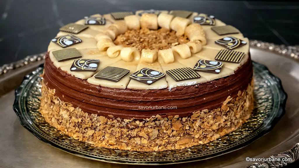 Servire Tort Klimt cu mousse de ciocolată, foi Joconde, Amaretto și glazură de marțipan veritabil savori urbane