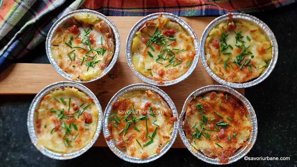 Servire cartofi gratinați cu brânză și bacon - copți în forme de brioșe (muffins) savori