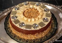 Tort Klimt cu mousse de ciocolată, foi Joconde, Amaretto și glazură de marțipan veritabil Tort Klimt cu mousse de ciocolată, foi Joconde și glazură de marțipan veritabil reteta savori urbane