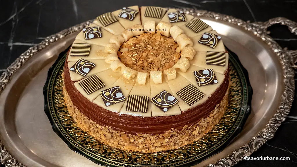 Tort Klimt cu mousse de ciocolată, foi Joconde, amaretto și glazură de marțipan veritabil reteta savori urbane