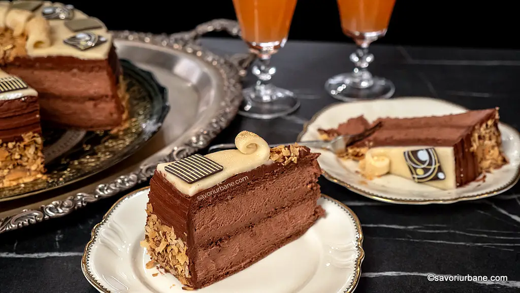 felii de tort klimt cu mousse au chocolat amaretto foi joconde cu migdale alune (1)