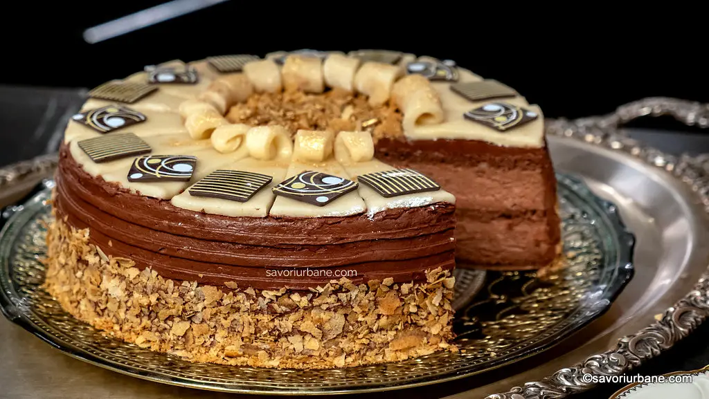reteta tort cu mousse de ciocolata si migdale savori