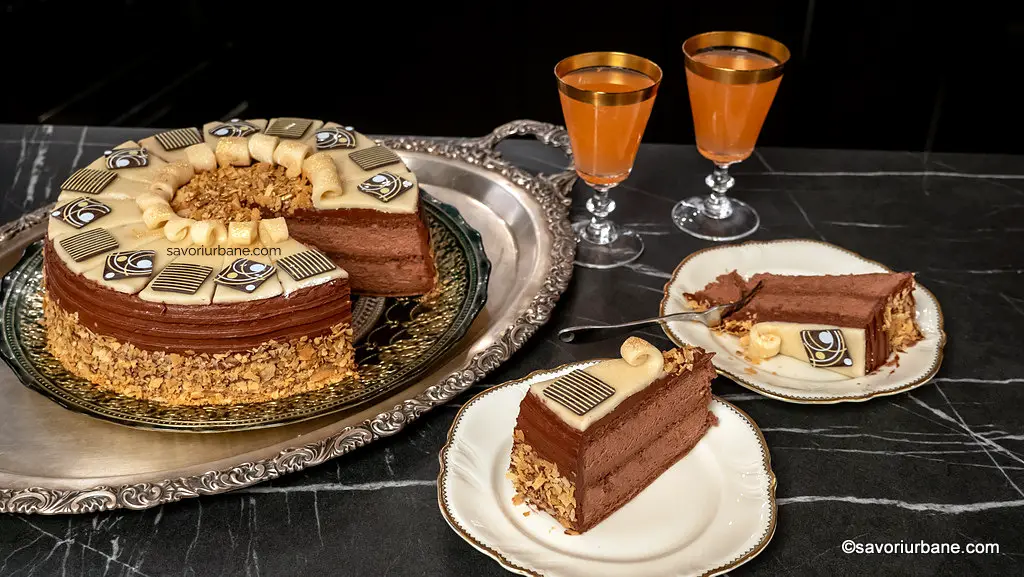 sectiune tort klimt cu amaretto mousse de ciocolata martipan savori