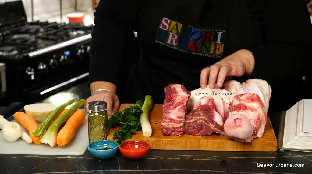 Ingrediente pentru bază naturală de mâncare - supă gelatinoasă din oase de vită