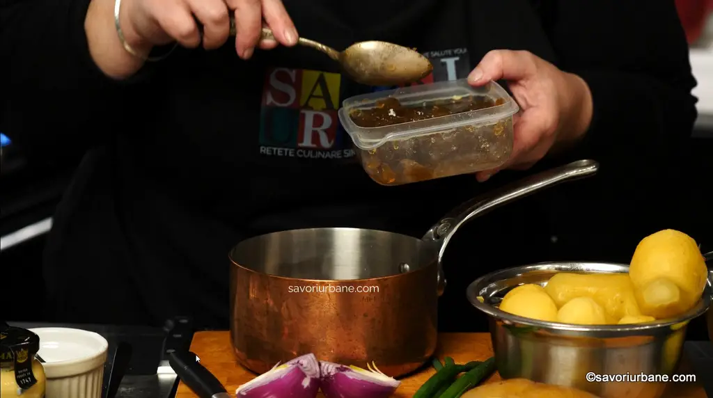 Cum se face dressingul cald (vinegreta cu supă) pentru salata vieneză de cartofi (1)