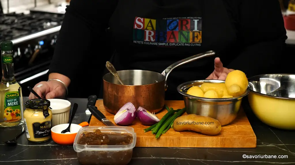 Ingrediente pentru salata de cartofi cu ceapă și vinegretă caldă - în stil vienez