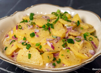 Salată vieneză de cartofi cu ceapă și dressing cald (VIDEO) – garnitura pentru Wiener Schnitzel Salată vieneză de cartofi cu ceapă și dressing cald (VIDEO) - garnitura pentru Wiener Schnitzel reteta savori