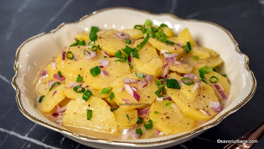 Salată vieneză de cartofi cu ceapă și dressing cald (VIDEO) - garnitura pentru Wiener Schnitzel reteta savori