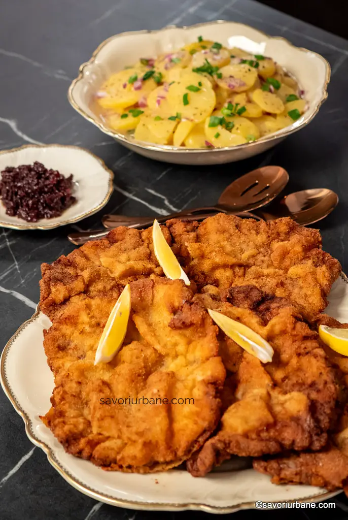 snitel vienez original pane cu salata de cartofi savori