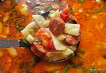 Supă ungurească de fasole verde (ciorbă de păstăi) cu cârnați afumați și smântână (Zöldbableves) Supă ungurească de fasole verde (păstăi) cu cârnați afumați și smântână (Zöldbableves) reteta savori urbane