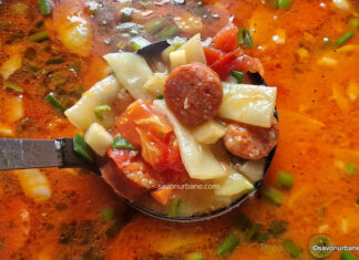 Supă ungurească de fasole verde (ciorbă de păstăi) cu cârnați afumați și smântână (Zöldbableves) Supă ungurească de fasole verde (păstăi) cu cârnați afumați și smântână (Zöldbableves) reteta savori urbane