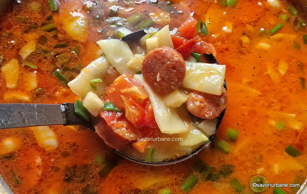 Supă ungurească de fasole verde (păstăi) cu cârnați afumați și smântână (Zöldbableves) reteta savori urbane