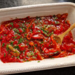 Papacioacă sau lutică - rețeta oltenească de sos usturoiat din ardei copți și roșii savori urbane