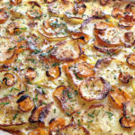 Turtă crocantă din legume (dovlecei, cartofi, morcovi) cu brânză - rețeta de schiacciata di verdure savori urbane